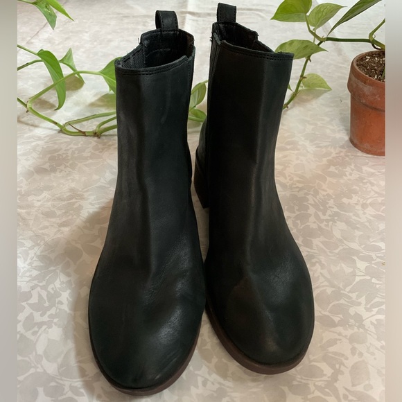 Lucky Brand Pelerton Chelsea Boots - Picture 4 of 6